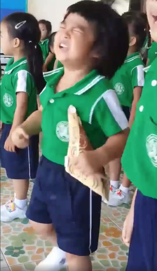 มันอยู่ในสายเลือด! หนูน้อยร้อง "เพลงชาติ" ได้อินแบบสุดๆ