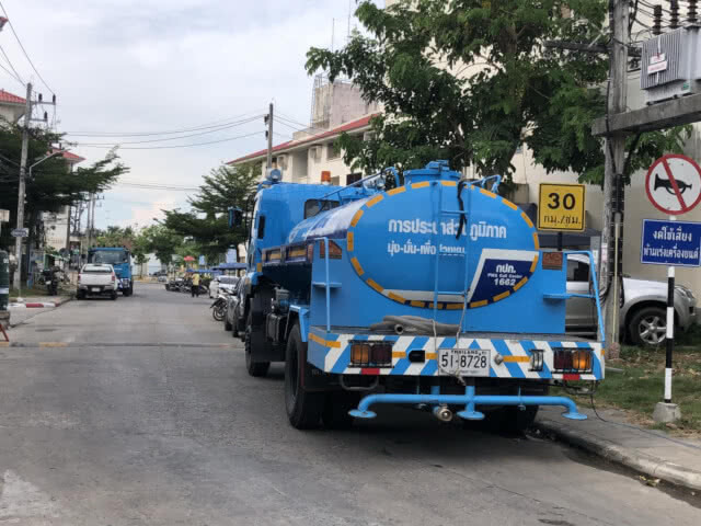 นำน้ำแจกบรรเทาความเดือดร้อน หลังประปาไม่ไหลมาร่วมเดือน