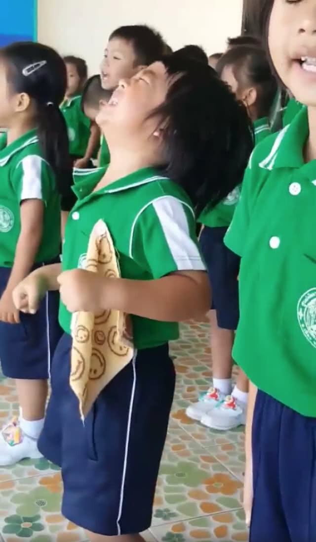 มันอยู่ในสายเลือด! หนูน้อยร้อง "เพลงชาติ" ได้อินแบบสุดๆ