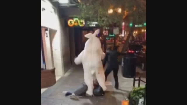 กระต่ายสายโหด! รัวหมัดใส่ชายที่กำลังทำร้ายหญิงสาวกลางถนน