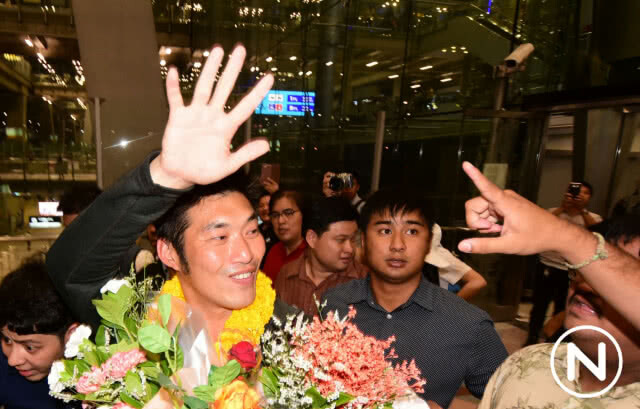 "ธนาธร" ถึงไทยแล้ว! ท่ามกลางคนที่มาให้กำลังใจเป็นจำนวนมาก
