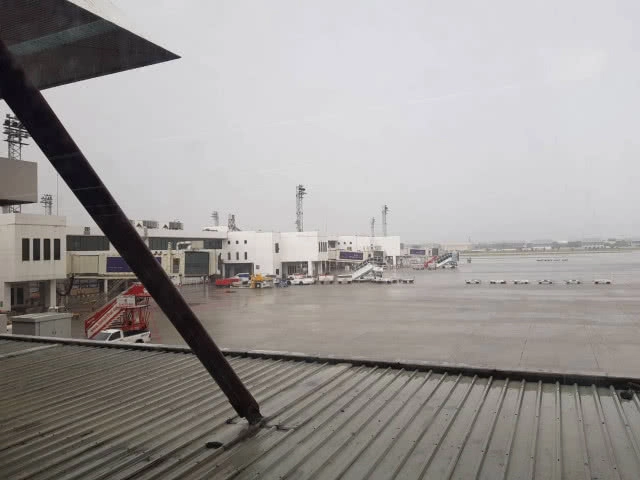 พายุถล่มดอนเมือง! พัดบันได "ไลอ้อน แอร์" ชนเครื่องบิน "นกแอร์" เสียหาย