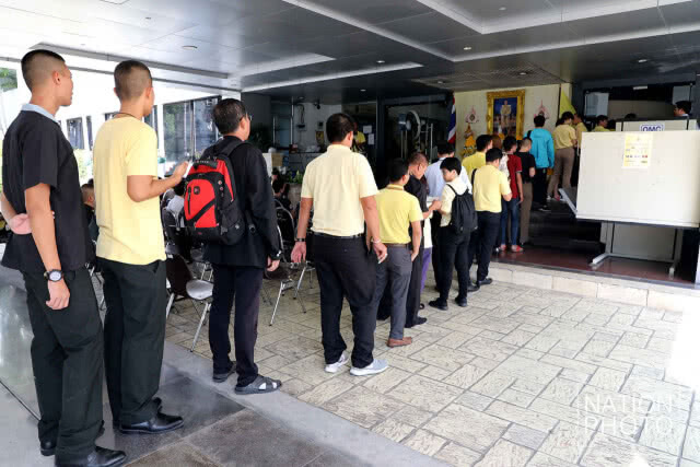 ปชช.ซื้อเหรียญที่ระลึกประดับแพรแถบ ที่กรมธนารักษ์