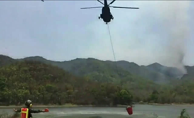 ทหารใช้ ฮ. ช่วยดับไฟป่าบนเขาที่พะเยา
