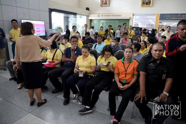 ปชช.ซื้อเหรียญที่ระลึกประดับแพรแถบ ที่กรมธนารักษ์