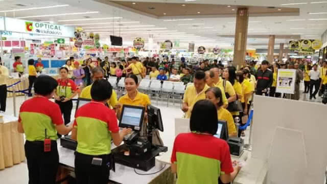 แห่รอซื้อเข็มที่ระลึกพระราชพิธีบรมราชาภิเษก
