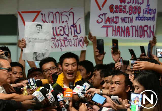 "ธนาธร" ถึงไทยแล้ว! ท่ามกลางคนที่มาให้กำลังใจเป็นจำนวนมาก