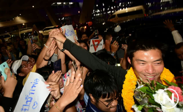 "ธนาธร" ถึงไทยแล้ว! ท่ามกลางคนที่มาให้กำลังใจเป็นจำนวนมาก