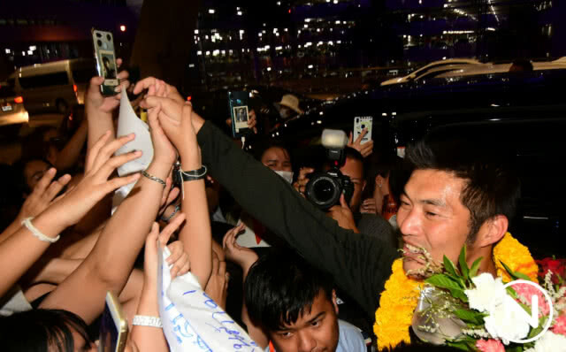 "ธนาธร" ถึงไทยแล้ว! ท่ามกลางคนที่มาให้กำลังใจเป็นจำนวนมาก