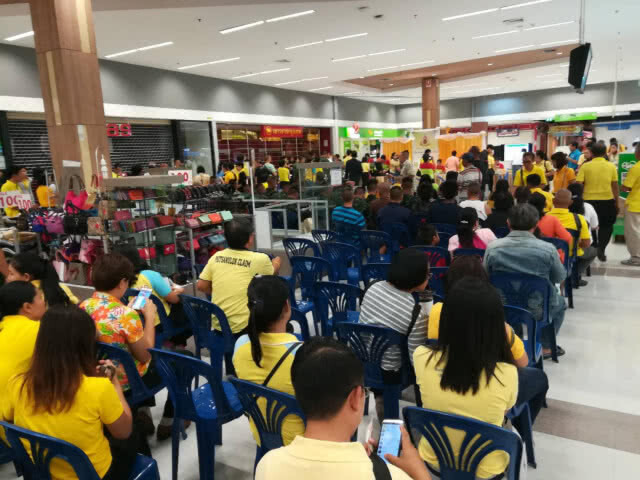 แห่รอซื้อเข็มที่ระลึกพระราชพิธีบรมราชาภิเษก