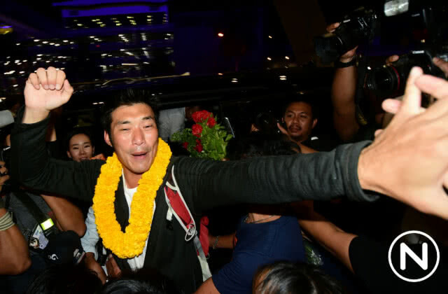 "ธนาธร" ถึงไทยแล้ว! ท่ามกลางคนที่มาให้กำลังใจเป็นจำนวนมาก