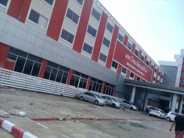 พายุถล่ม กำแพงโรงอาหาร ม.เวิสเทิร์น พังล้มทับรถเสียหาย