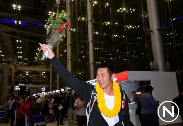 "ธนาธร" ถึงไทยแล้ว! ท่ามกลางคนที่มาให้กำลังใจเป็นจำนวนมาก