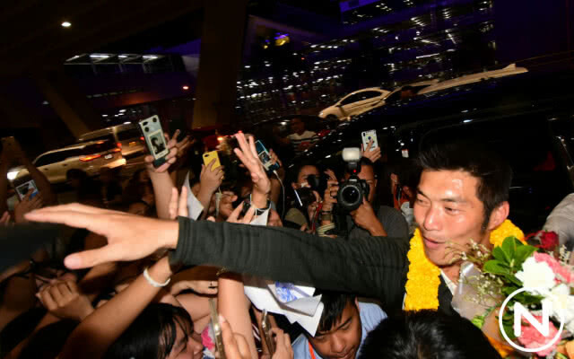 "ธนาธร" ถึงไทยแล้ว! ท่ามกลางคนที่มาให้กำลังใจเป็นจำนวนมาก