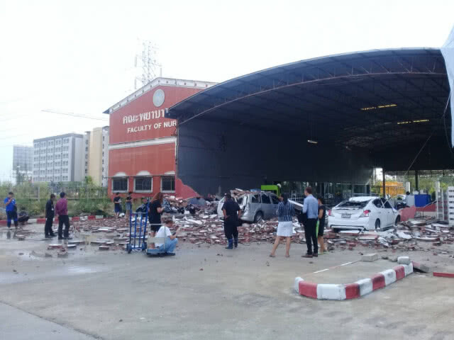 พายุถล่ม กำแพงโรงอาหาร ม.เวิสเทิร์น พังล้มทับรถเสียหาย