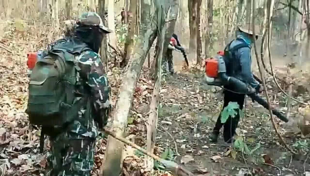 ทหารใช้ ฮ. ช่วยดับไฟป่าบนเขาที่พะเยา