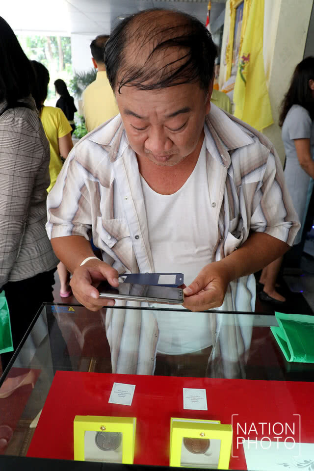 ปชช.ซื้อเหรียญที่ระลึกประดับแพรแถบ ที่กรมธนารักษ์