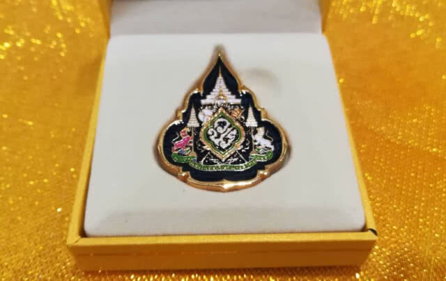แห่รอซื้อเข็มที่ระลึกพระราชพิธีบรมราชาภิเษก
