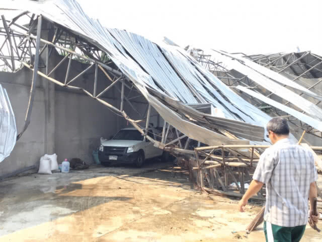 พายุฤดูร้อนถล่มโกดังข้าวพังยับ