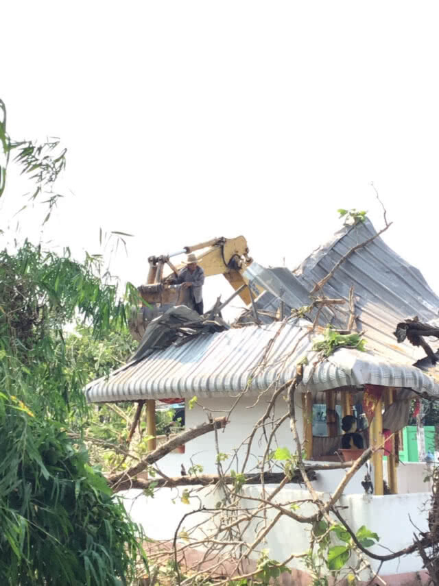 พายุฤดูร้อนถล่มโกดังข้าวพังยับ