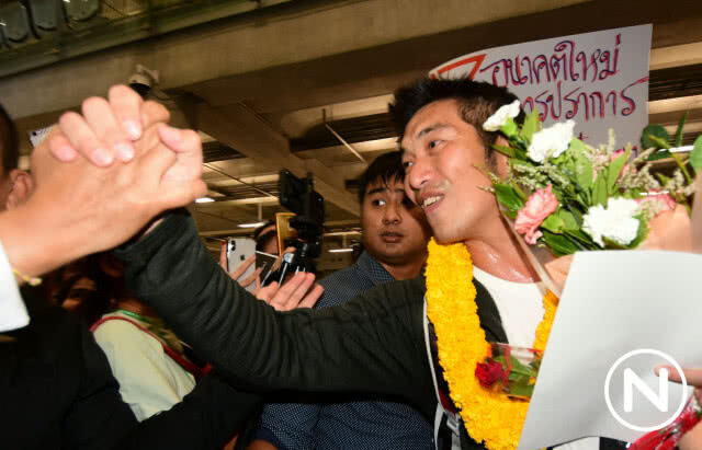 "ธนาธร" ถึงไทยแล้ว! ท่ามกลางคนที่มาให้กำลังใจเป็นจำนวนมาก
