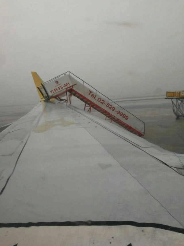 พายุถล่มดอนเมือง! พัดบันได "ไลอ้อน แอร์" ชนเครื่องบิน "นกแอร์" เสียหาย