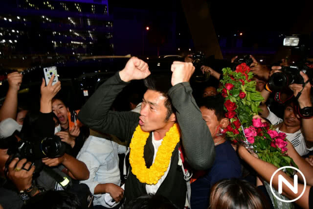"ธนาธร" ถึงไทยแล้ว! ท่ามกลางคนที่มาให้กำลังใจเป็นจำนวนมาก