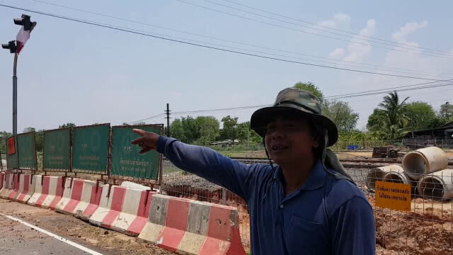 ชาวบ้านขอทางข้ามรางรถไฟหลังถูกรื้อและกั้นรั้วห้ามผ่าน