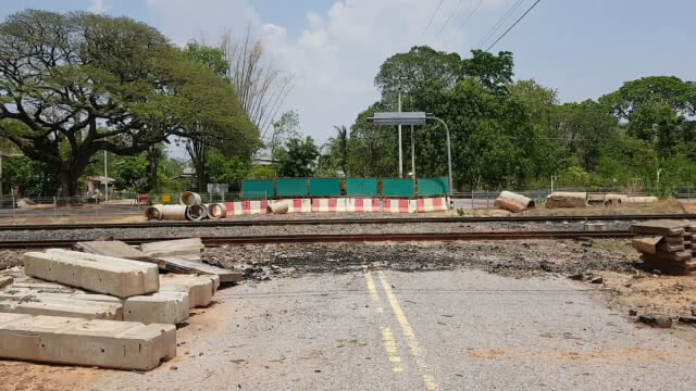 ชาวบ้านขอทางข้ามรางรถไฟหลังถูกรื้อและกั้นรั้วห้ามผ่าน