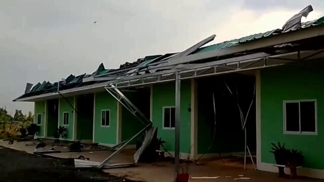 พายุฤดูร้อนยังแรงล่าสุดถล่มตำบลหนองขวาวช่างปี่เสียหายหลายหลัง