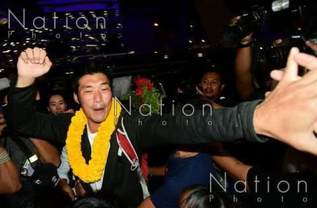 "อัยการ" เลื่อนฟังคำสั่งคดี "ธนาธร"