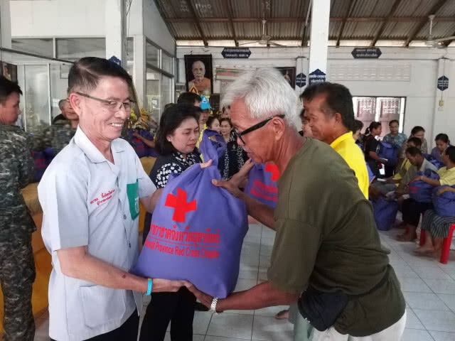 ช่วยเหลือชาวอุตรดิตถ์ ถูกพายุถล่มบ้านพัง