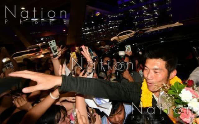 "อัยการ" เลื่อนฟังคำสั่งคดี "ธนาธร"