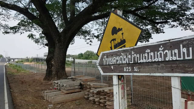 ชาวบ้านขอทางข้ามรางรถไฟหลังถูกรื้อและกั้นรั้วห้ามผ่าน