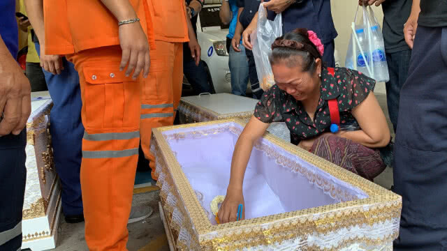 ญาติเศร้ารับศพเหยื่อพ่อใจโหดปาดคอลูก - เมีย