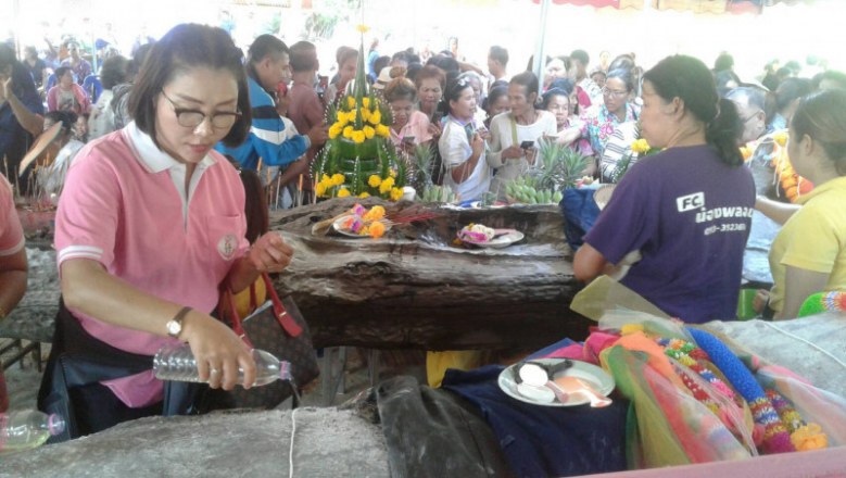 แห่ขอเลขเด็ด เจ้าแม่ตะเคียนทอง อายุ 300 ปี