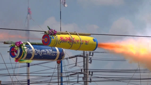 จุด "ลูกหนู" หรือ "จรวดมอญ" สร้างความสามัคคีในชุมชน