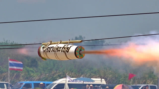 จุด "ลูกหนู" หรือ "จรวดมอญ" สร้างความสามัคคีในชุมชน