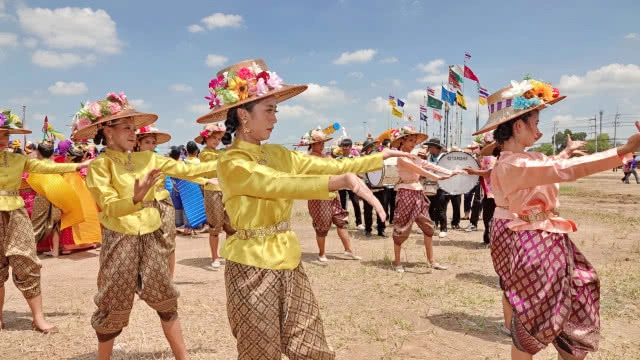 จุด "ลูกหนู" หรือ "จรวดมอญ" สร้างความสามัคคีในชุมชน