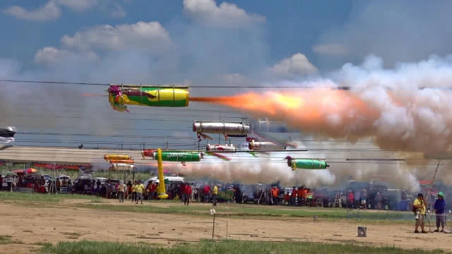 จุด "ลูกหนู" หรือ "จรวดมอญ" สร้างความสามัคคีในชุมชน