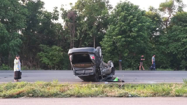 รถเสียหลักพลิกหงายท้อง คนขับรอดหวุดหวิด