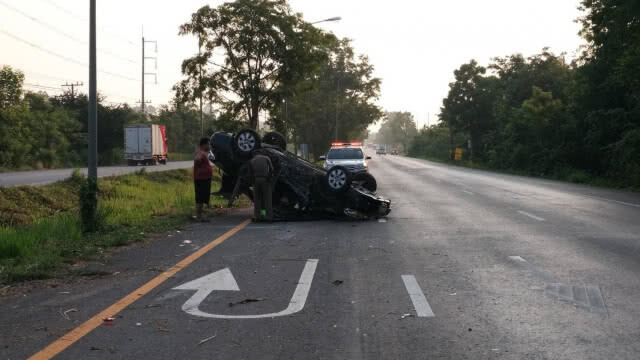 รถเสียหลักพลิกหงายท้อง คนขับรอดหวุดหวิด