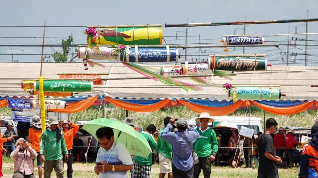 จุด "ลูกหนู" หรือ "จรวดมอญ" สร้างความสามัคคีในชุมชน