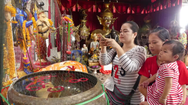ร่วมพิธียกพ่อแก่ปู่ฤๅษี พร้อมขอโชคอ่างน้ำมนต์ฤๅษีเณร