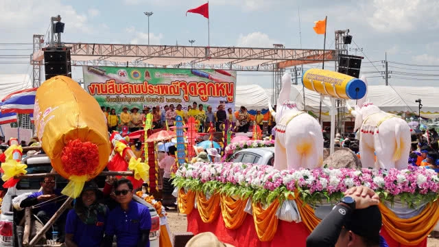 จุด "ลูกหนู" หรือ "จรวดมอญ" สร้างความสามัคคีในชุมชน