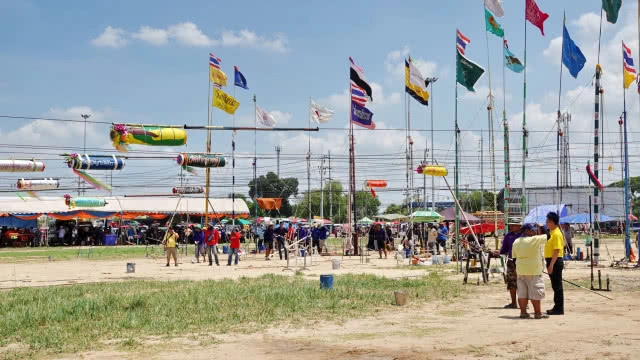 จุด "ลูกหนู" หรือ "จรวดมอญ" สร้างความสามัคคีในชุมชน