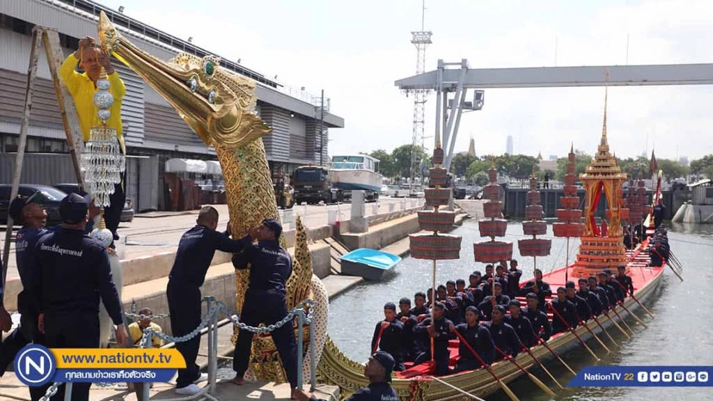ติดตั้งฉัตรประดับพวงมาลัยเรือพระที่นั่งสุพรรณหงส์