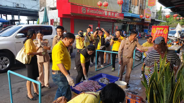 ตรวจตลาดสดมหาชัย พิสูจน์ "หมึกไข่ยัดหิน"
