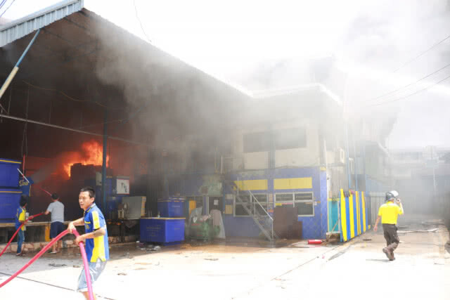 ระทึก!! ไฟไหม้โรงน้ำแข็งโกลไอซ์ โชคดีไร้เจ็บ-ตาย