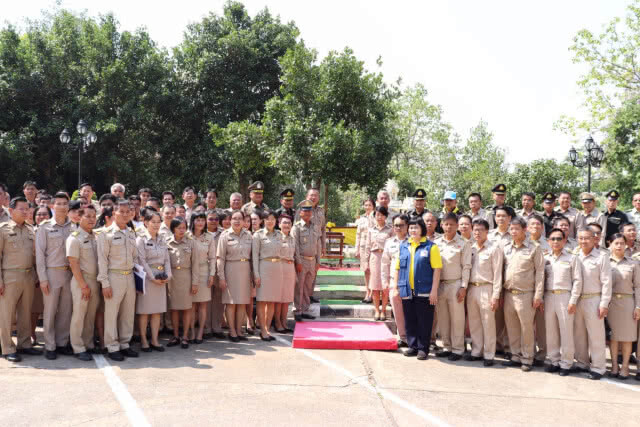 "ผู้ว่าหมูป่า" นำประชาชนนับพันปลูกต้นรวงผึ้ง
